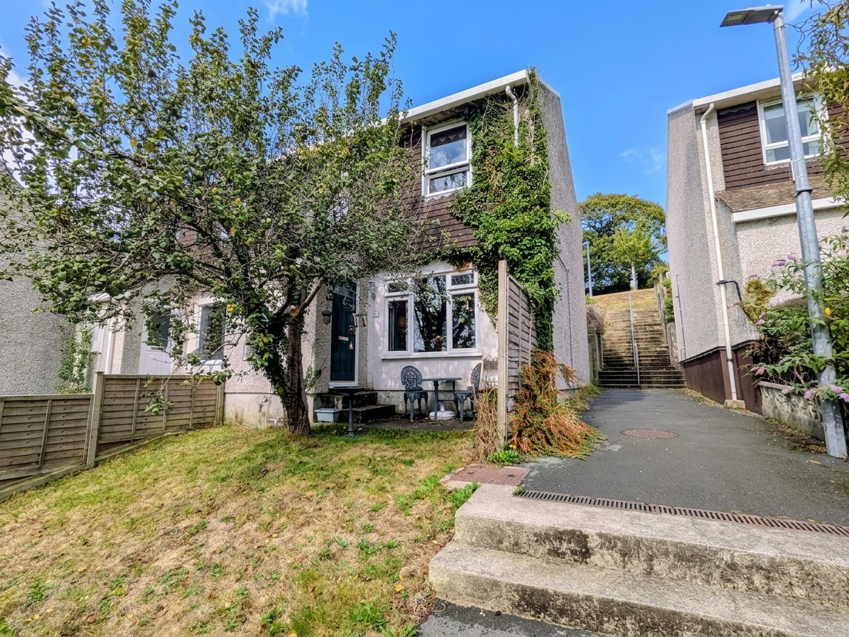 3 bed property in Carew Pole Close, Truro
